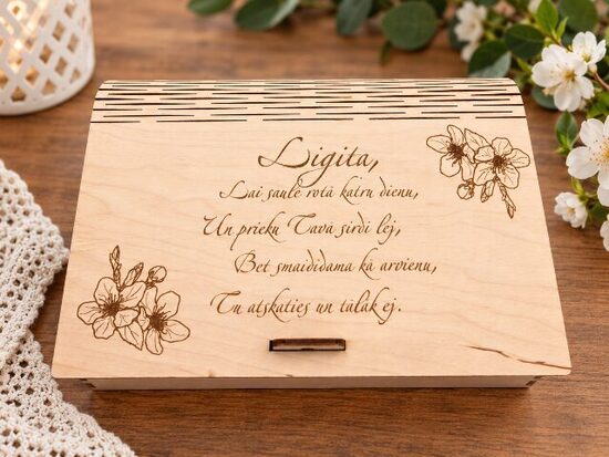 Personalizēta koka dāvanu kaste grāmatas formā