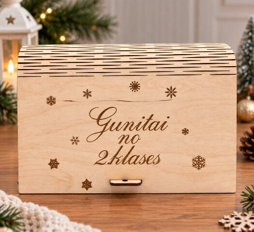 Personalizēta koka dāvanu kārba ar sniegpārslu gravējumu