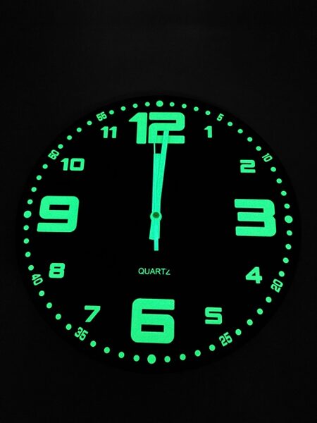 Fluorescējošs sienas pulkstenis